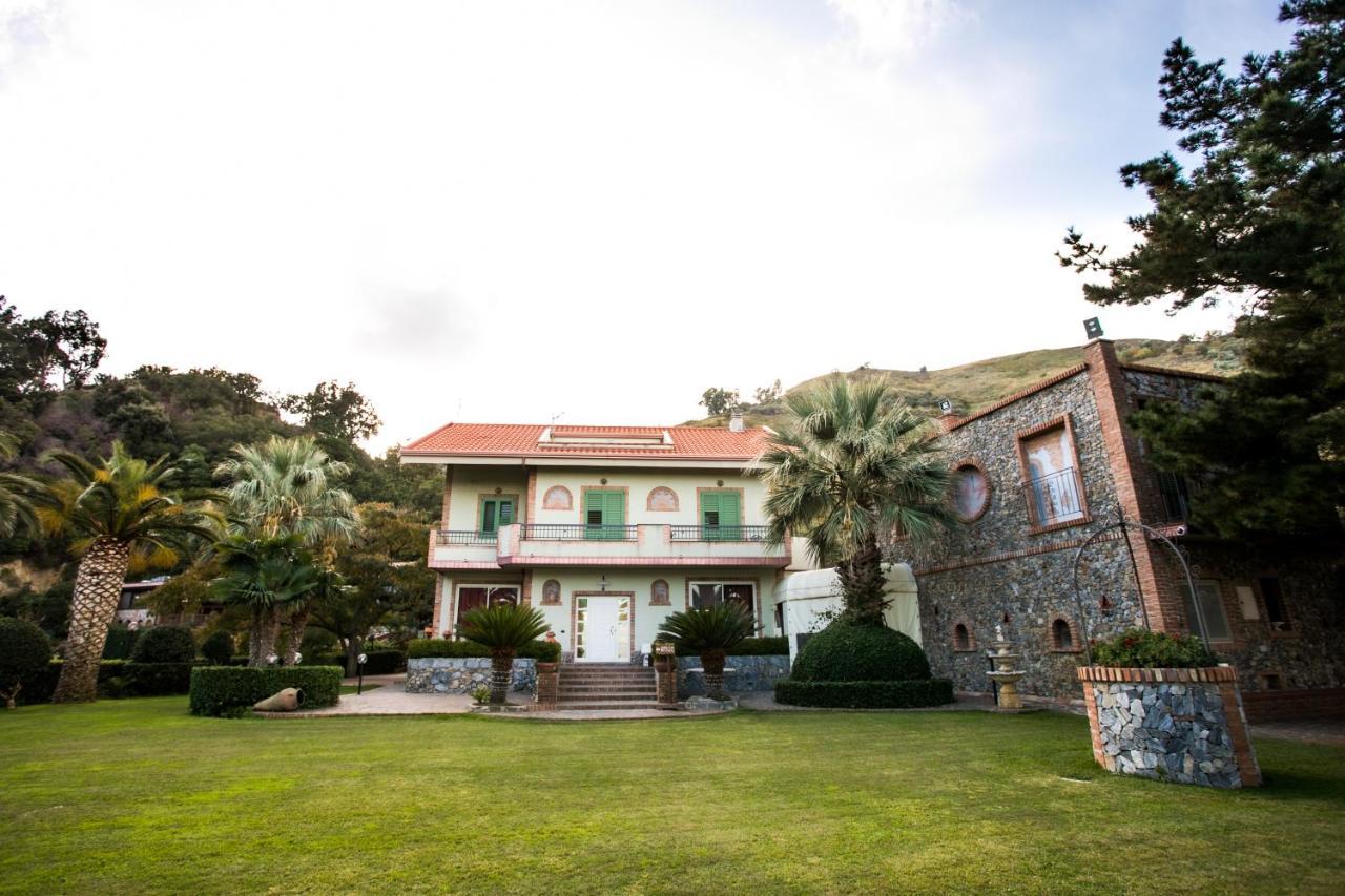 B & B Le Casette Sull'Albero Di Villa Alba Месина Екстериор снимка