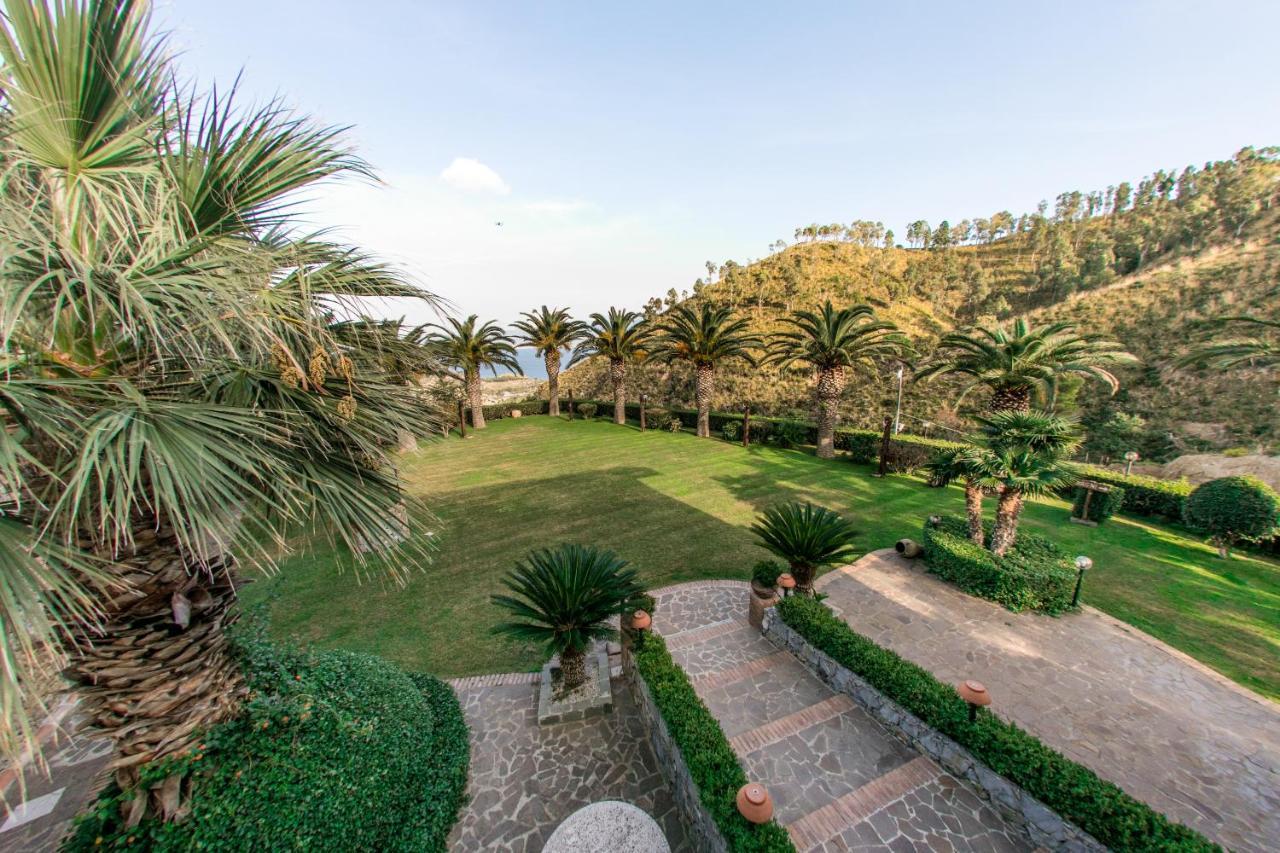 B & B Le Casette Sull'Albero Di Villa Alba Месина Екстериор снимка